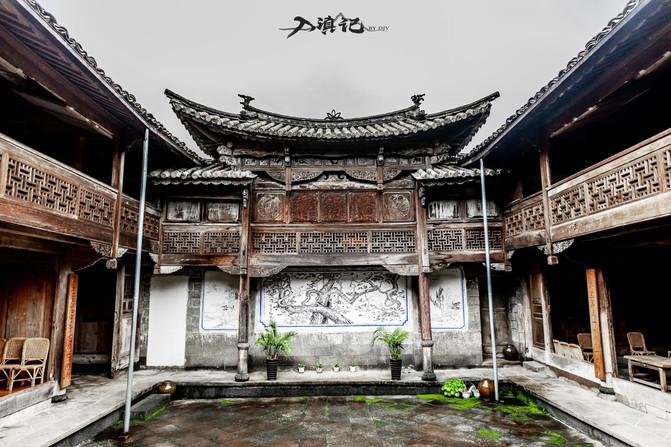 被当成慈禧后人,身价500亿,嫁小9岁“唐僧”,不上桌家里不开饭
